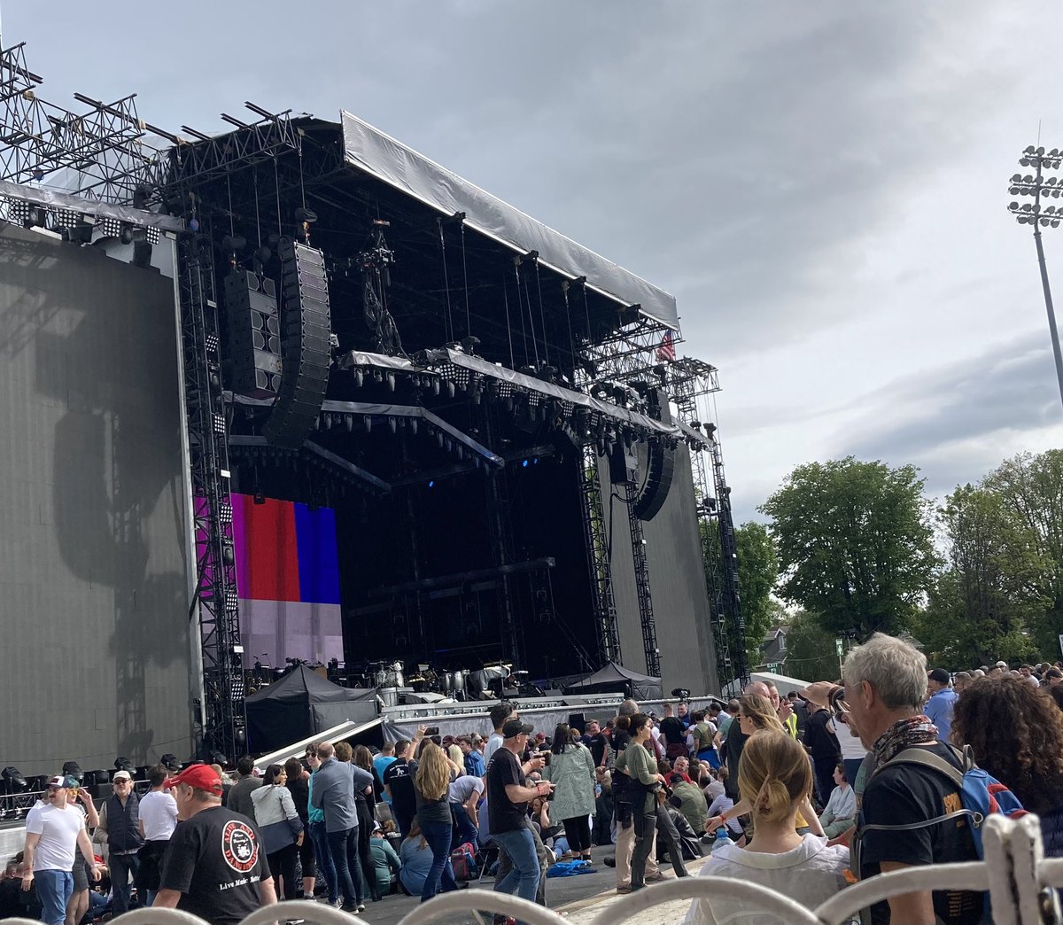 Burnsiey's tweet photo. Gathering in the house that Bruce built. So lucky to be seeing the band again. Thanks guys. @springsteen @stevievanzandt @nilslofgren @springnuts #BruceinDublin #SpringsteenEuropeanTour #EStreetBand https://t.co/YLAvRrOjCy