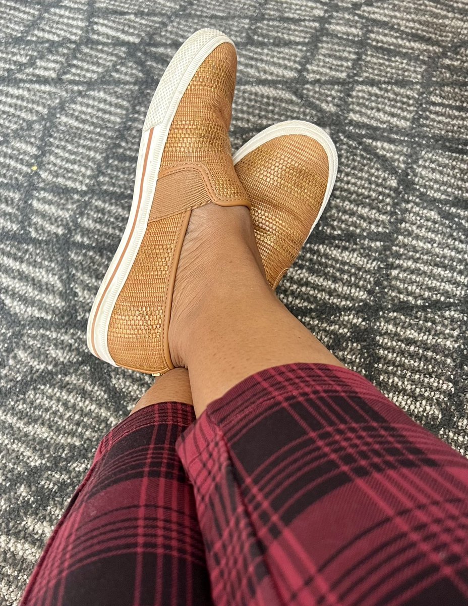 VaNiPaLeTi's tweet photo. @drfolamay @DDWMeeting @swatigp @RenaYadlapati @AmerGastroAssn @NeenaSAbrahamMD @AmyOxentenkoMD Day 3 #normalizecomfyshoes https://t.co/3fMLXIcvgG