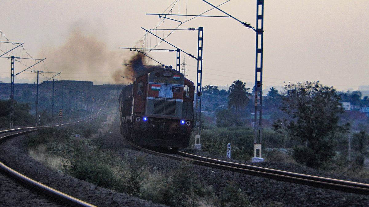 ChetanNeware4's tweet photo. 04517 Bikaner Mysore Oneway Special climbing on Fursungi Gradient with LDH WDG3A pair.

#raildrishti #indianrailways https://t.co/6M8hnoZXSn