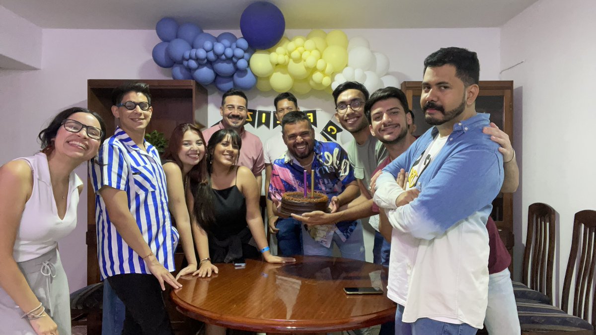 mikangel777's tweet photo. Ayer la pasé genial con esta gente hermosa. Gracias por estar en mi post cumple 🎈 

Los amo. 🥰🥰🥰 https://t.co/dNIVnfCt9k