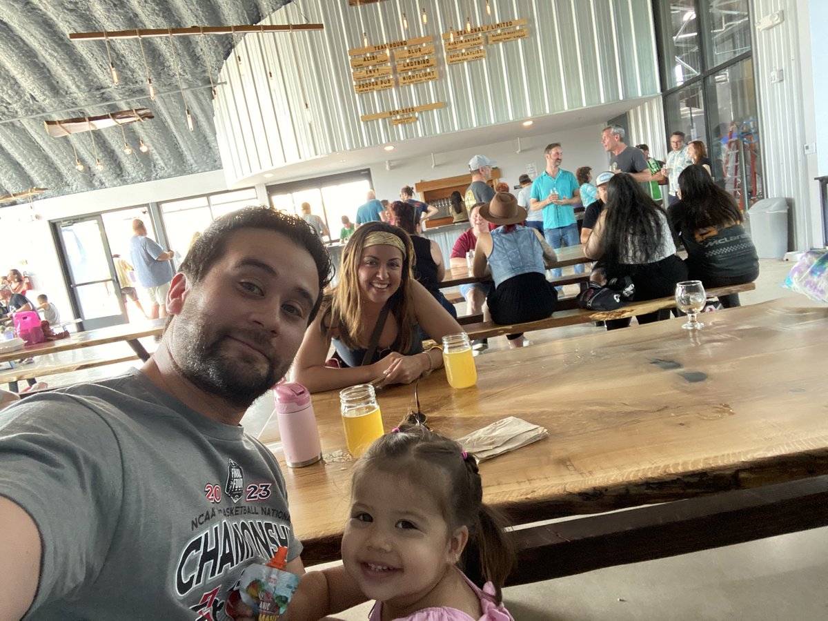 BeerExplrsGuide's tweet photo. @circlebrew new spot in Elgin for the grand opening! #austinbeer #craftbeer https://t.co/tAs0Zfkcfp