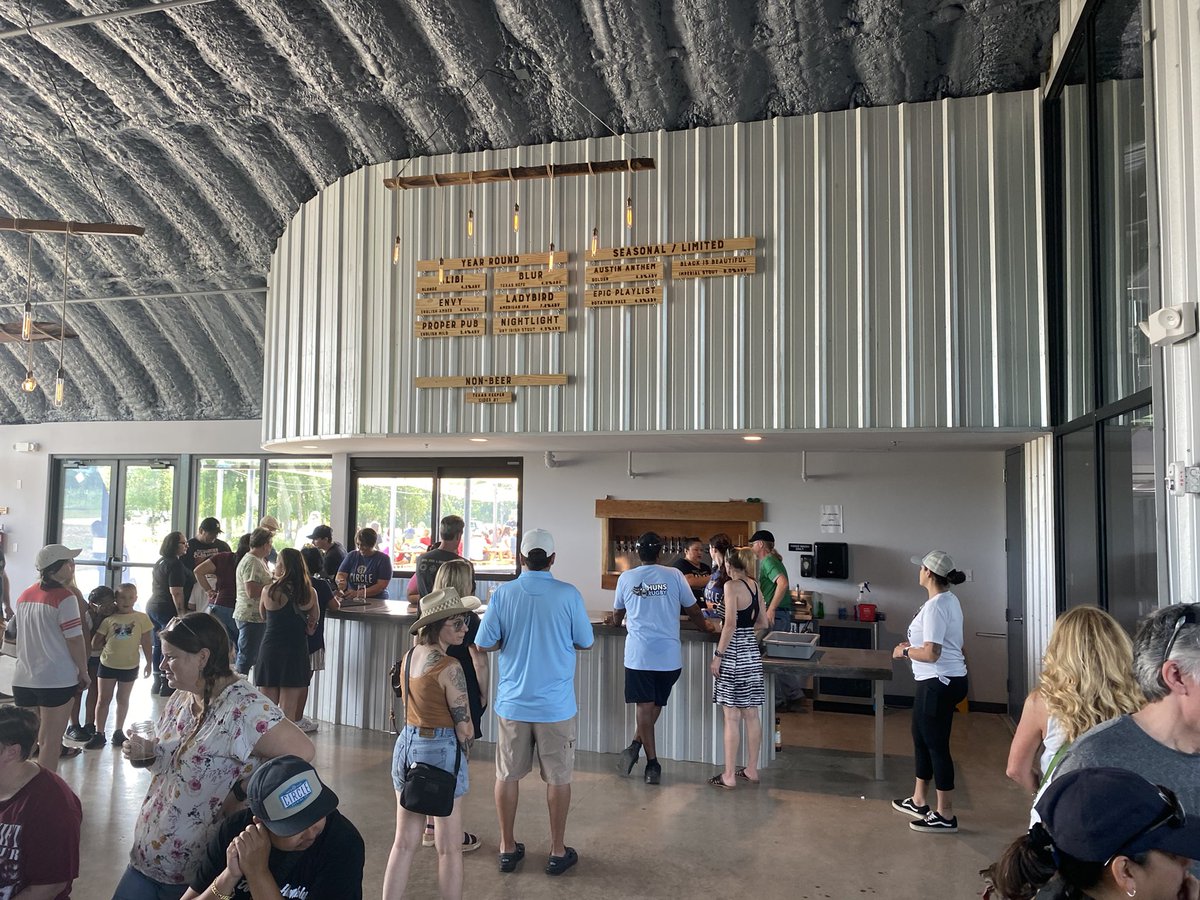 BeerExplrsGuide's tweet photo. @circlebrew new spot in Elgin for the grand opening! #austinbeer #craftbeer https://t.co/tAs0Zfkcfp