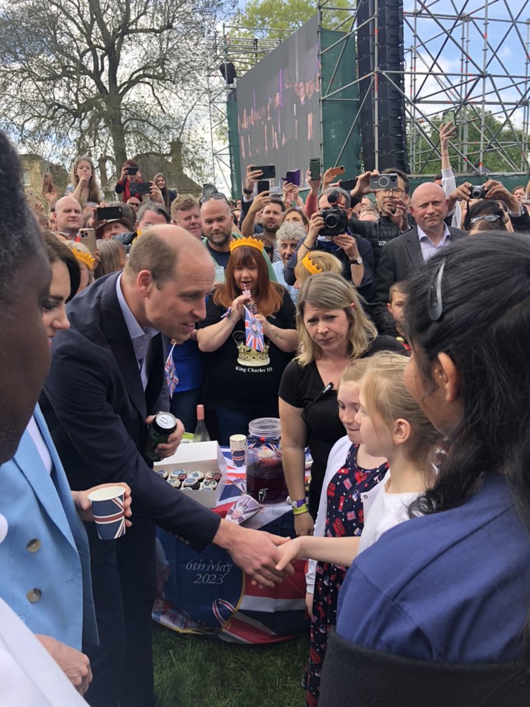 simonward_'s tweet photo. @jpmanwaring thank you. Alannah &amp; Elsie meeting the future King &amp; Queen of https://t.co/YE6qnb7l0c