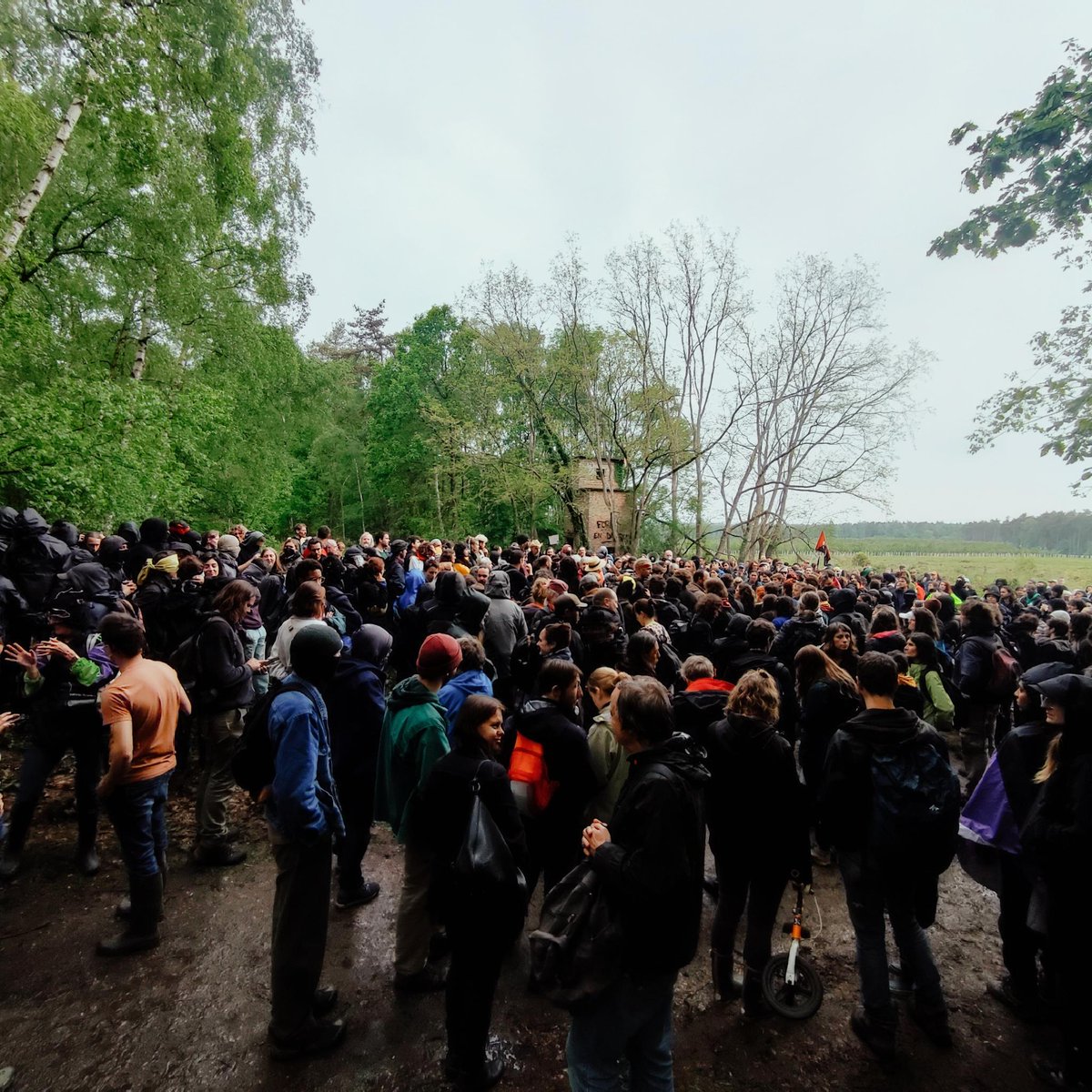 lessoulevements's tweet photo. Elles sont aussi une première installation pour occuper de manière plus permanente la forêt en cas de concrétisation du projet ! https://t.co/NKkwsarN3m