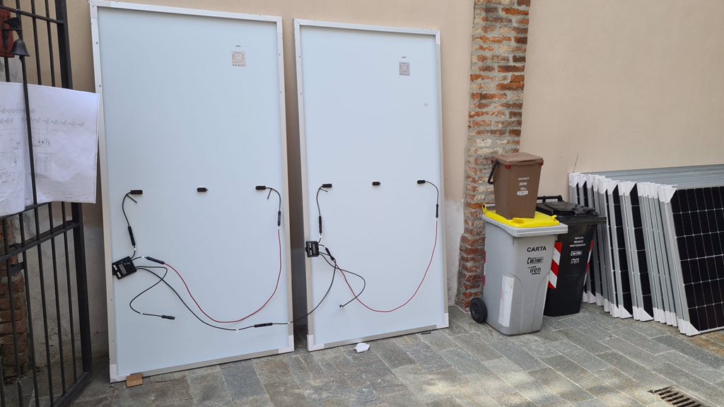 12kw hybrid Solar System with 20kwh lithium batteries in Italy
2*6kw hybrid solar inverters
2*10kwh lithium batteries
16*550w mono solar panels
1 set PV brackets,Pv cables and so on.
If you also want to save electricity bills , please contact me.