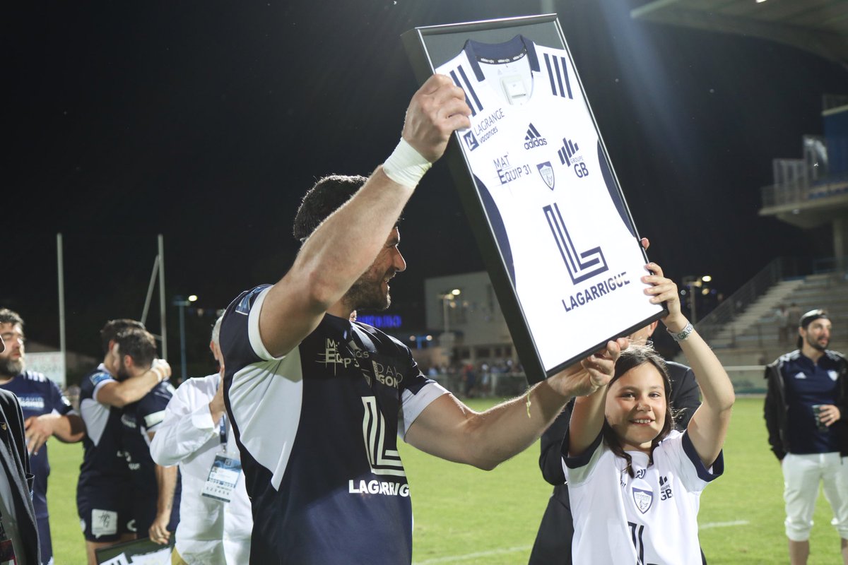 ColomiersRugby's tweet photo. 💙 𝐌𝐄𝐑𝐂𝐈 𝐆𝐑𝐄𝐆 !

🕊️ 𝟏𝟑 saisons avec la Colombe 
🏆 𝟏 titre de champion de France de Fédérale 1 
🔥 Plus de 𝟏𝟓𝟎 matchs avec Colomiers Rugby

👏 𝐁𝐫𝐚𝐯𝐨 pour ta carrière et 𝐦𝐞𝐫𝐜𝐢 pour tout Greg ! 

#AllezColomiers 
#BleusFoncez 🔵⚪️ https://t.co/8j0uYDo0Ea