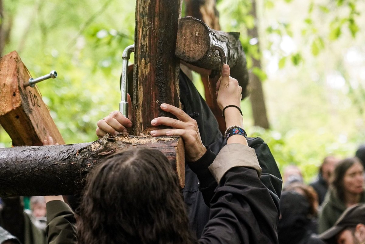 lessoulevements's tweet photo. Elles sont aussi une première installation pour occuper de manière plus permanente la forêt en cas de concrétisation du projet ! https://t.co/NKkwsarN3m