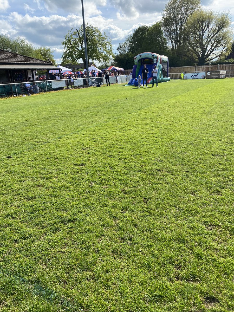 ColneyHLadies's tweet image. We are genuinely upset to have to inform you that @ColneyHeathFC decided that a bouncy castle takes precedence over a Women’s Football Match at tier 5. 

We were informed that we had to play on a park pitch today. 

We apologise to our opponents @bowersladiesfc. 

After…