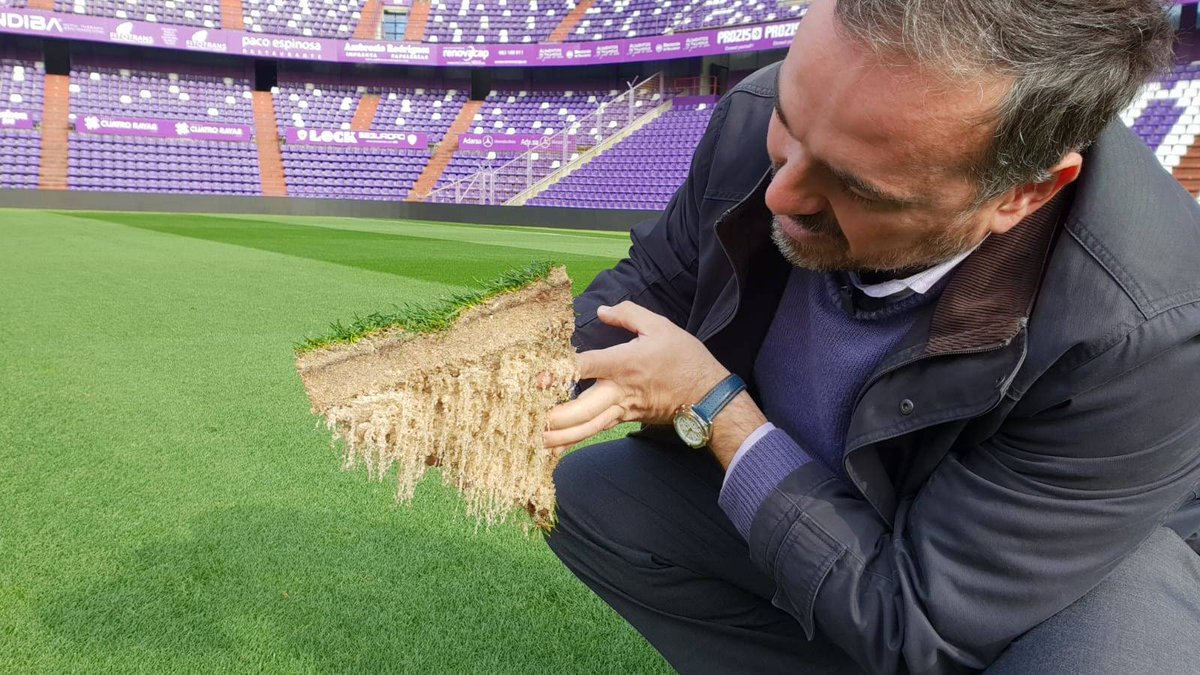 LaLigaCorp's tweet photo. Entrevista a🗣️ Pedro Fdez-Bolaños, coordinador calidad terrenos juego LaLiga. 

"En el fútbol nos fijamos en los avances que permitan el uso más eficiente del agua, buscamos los métodos más avanzados para minimizar el impacto". 

📻 @rne 
🎙️ Olga Viza
👂 https://t.co/WsFuW7YO82 https://t.co/GhT0U2MZ53