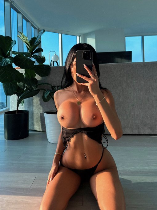 Watch Goddess Angelina's leaked NSFW photo on TwXstars
