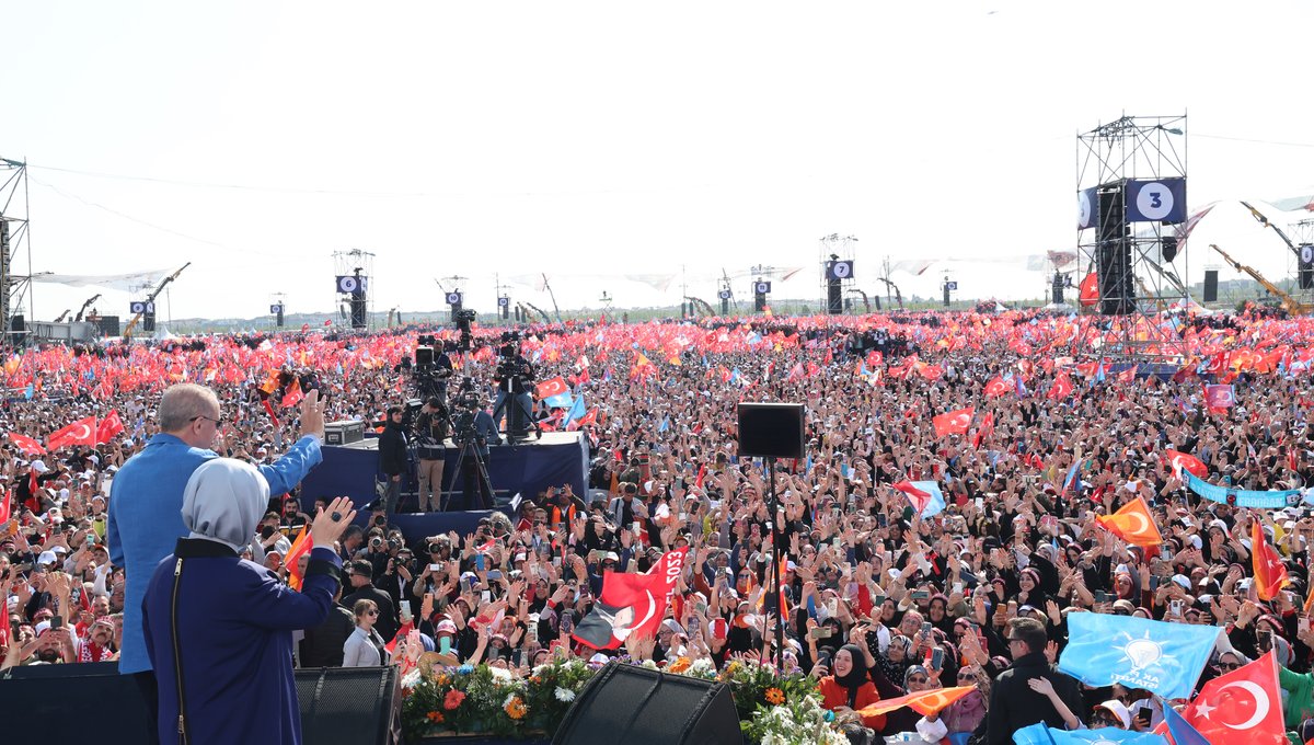 RTErdogan's tweet photo. Aziz İstanbul, aşkım İstanbul, sevdam İstanbul... Teşekkürler İstanbul! 🇹🇷 #TürkiyeSanaEmanet https://t.co/GFTEMlfxrp