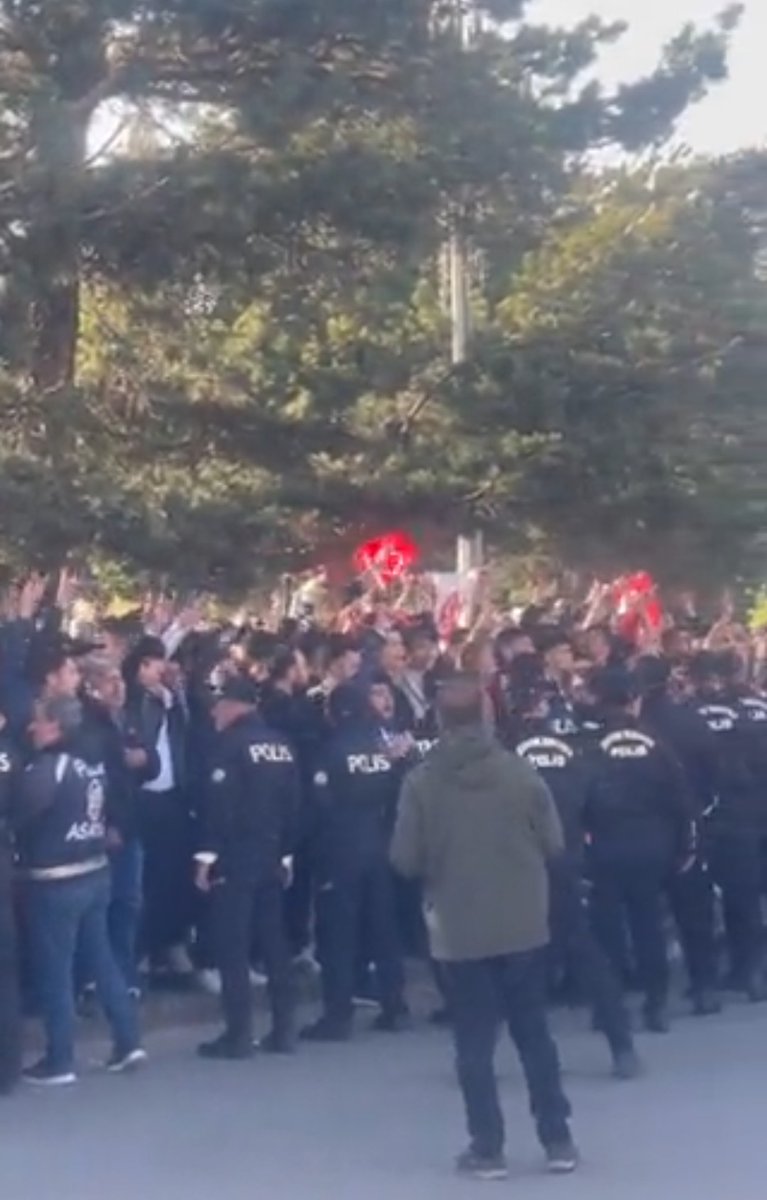 Bugün Erzurum'da seçimin 2. tura kalması halinde olacakların provasını yaptılar. Devletin gözü önünde Millet İttifakı adayı sayın <a href="/ekrem_imamoglu/">Ekrem İmamoğlu</a>, MHP ve HÜDA-PAR'lı çeteler tarafından linç edilmek istendi. 
Bu işin şakası yok, ilk turda gitmeliler.!