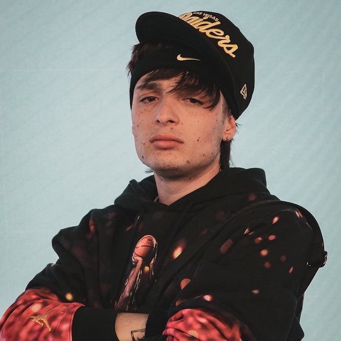 PesoPlumaData's tweet photo. Peso Pluma (43.7M) supera a Bizarrap (43.3M) convirtiéndose en el artista latino #8 con más oyentes mensuales en Spotify. https://t.co/squvIUt5Jl