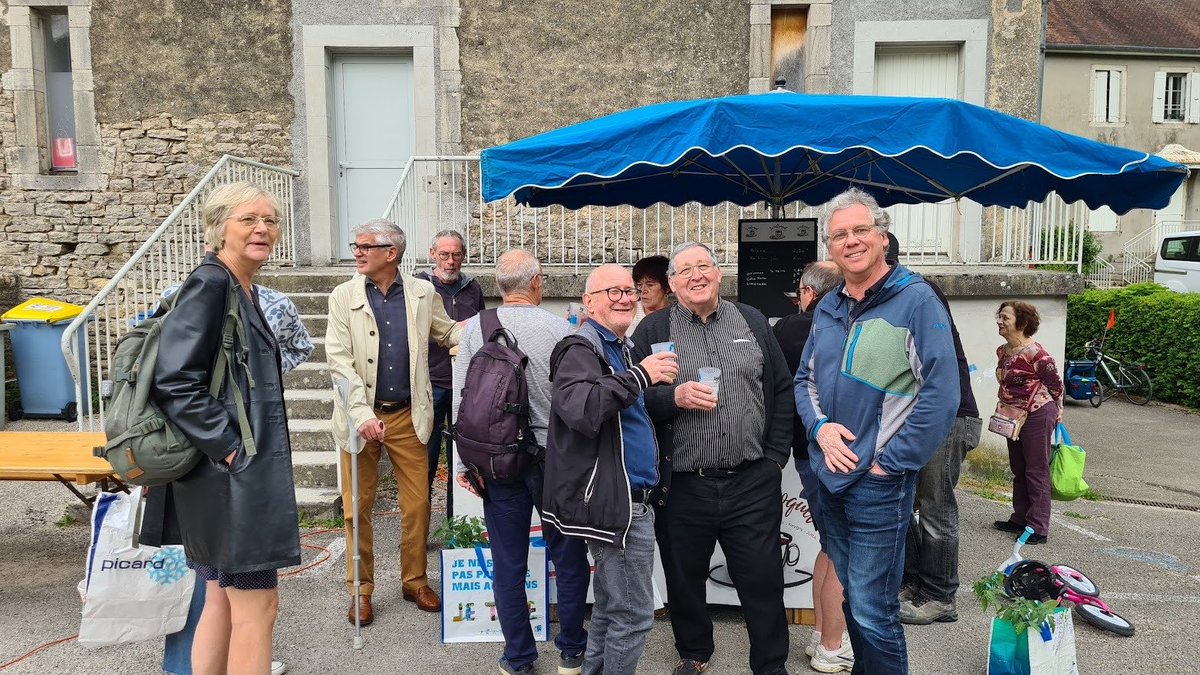 Reyrog's tweet photo. #Jura #Revigny le marché des producteurs du Valtroquet a échappé à la pluie 📷 mais pas au photographe 📷 https://t.co/5jgGIRuhjK