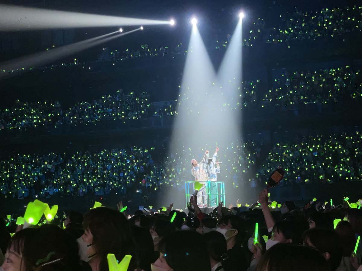 dejunmightys's tweet photo. this is look so beautifull im jealous with jfans 🥲. xiaoten in the middle of 10,000 green little green onions
WAYV IN JAPAN DAY 2
#XIAOJUN_TheFirstVision
#シャオジュン_可愛くてごめん_IN_JAPAN_DAY1
#TheFirstVision_D1
#WayV_TheFirstVision_in_JAPAN https://t.co/0k13ImgvFT