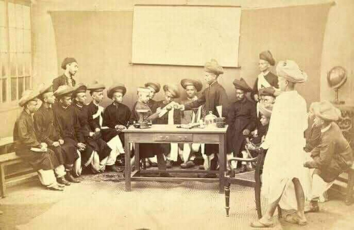 law4all3's tweet photo. آپ حیران ہوں گے میٹرک کلاس کا پہلا امتحان برصغیر پاک و ہند 1858ء میں ہوا اور برطانوی حکومت نے یہ طے کیا کہ برصغیر کے لوگ ہماری عقل سے آدھے ہوتے ہیں اس لیے ہمارے پاس " پاسنگ مارکس " 65 ہیں تو بر صغیر والوں کے لیے 32 اعشاریہ 5 ہونے چاہئیں۔ دو سال بعد 1860ء میں اساتذہ کی آسانی کے👇 https://t.co/PeBo3Tyfmu