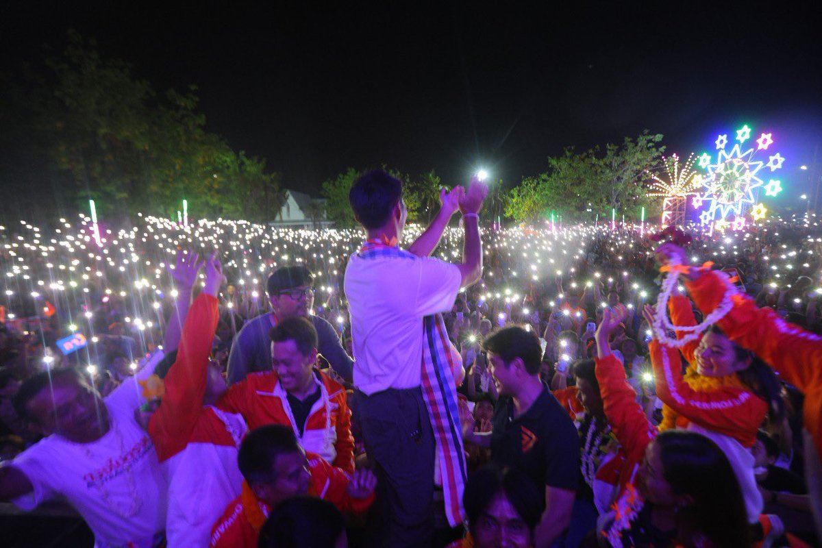 Thanathorn_FWP's tweet photo. ขอนแก่นเมื่อค่ำนี้ครับ คนล้นจนแตกเวทีแล้วเวทีเล่าแบบนี้ยิ่งมั่นใจว่าสิ่งที่เราทำมาไม่สูญเปล่า คนที่เข้าใจว่าสิ่งที่เราต้องการไม่ใช่ความสุดโต่งแต่คือความก้าวหน้ามากขึ้นทุกวัน ขอบคุณที่มาร่วมกันยืนยันในความปรารถนาดีของเรา เดินทางร่วมกันต่อไปจนกว่าเราจะเปลี่ยนประเทศนี้ได้สำเร็จครับ https://t.co/y5XD1jg2L7