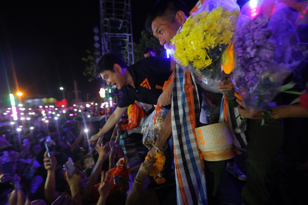 Thanathorn_FWP's tweet photo. ขอนแก่นเมื่อค่ำนี้ครับ คนล้นจนแตกเวทีแล้วเวทีเล่าแบบนี้ยิ่งมั่นใจว่าสิ่งที่เราทำมาไม่สูญเปล่า คนที่เข้าใจว่าสิ่งที่เราต้องการไม่ใช่ความสุดโต่งแต่คือความก้าวหน้ามากขึ้นทุกวัน ขอบคุณที่มาร่วมกันยืนยันในความปรารถนาดีของเรา เดินทางร่วมกันต่อไปจนกว่าเราจะเปลี่ยนประเทศนี้ได้สำเร็จครับ https://t.co/y5XD1jg2L7