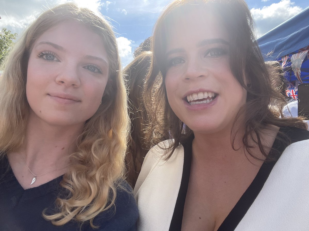 Princess Eugenie and Princess Beatrice at the big coronation lunch in Chalfont st Giles! #Coronation #chalfontstgiles #TheBigLunch