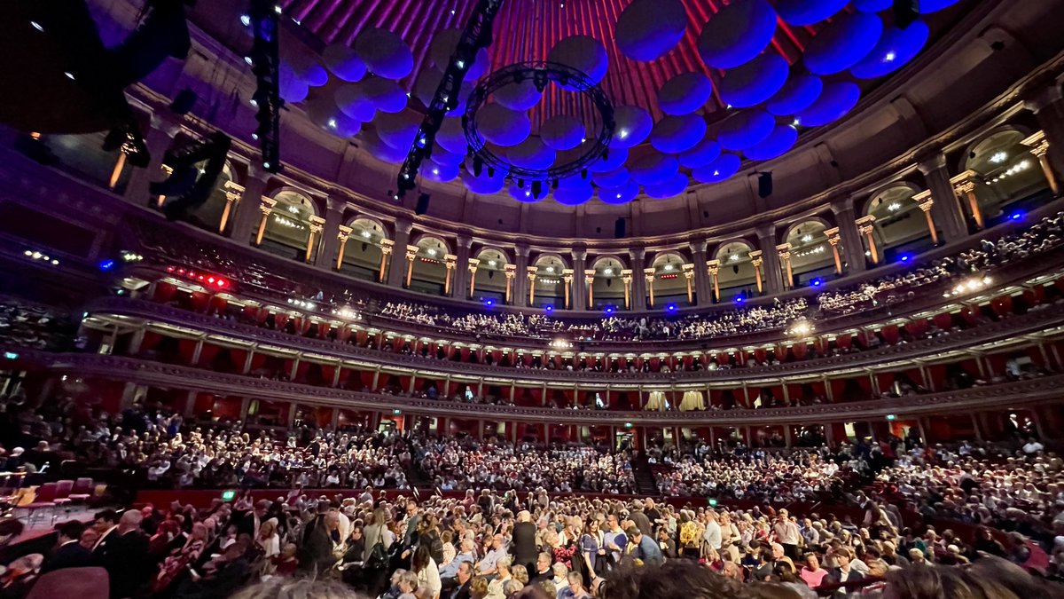 As for a foreigner, this whole coronation thing has been pretty weird, but then when in London, do &c., so I went to the #royalalberthall for the celebratory concert with the RCS et al., and I'm pretty sure this was the best part of the whole shebang.
#ZadokthePriest #Iwasglad
