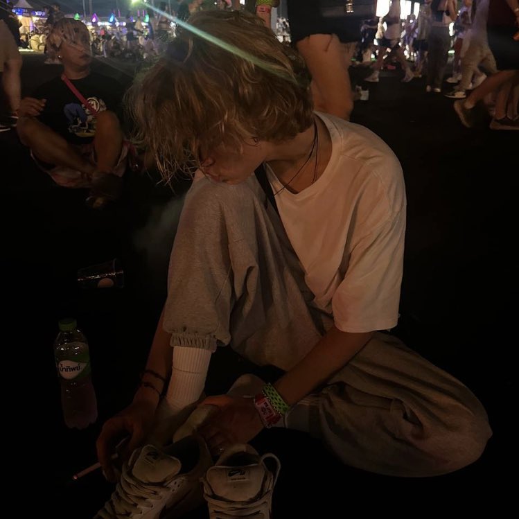 nome: Louis Mallmann 
idade: 19 
altura: 1,80
religião: cristão sei lá 
estado civil: namorando
profissão: namorado do maru