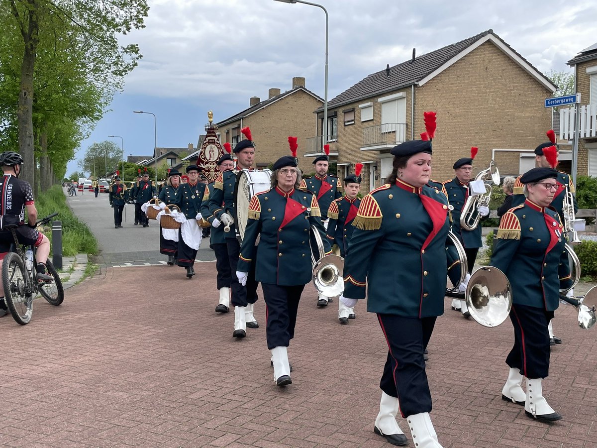 Hanneman_'s tweet photo. Uiteindelijk zijn de weergoden ons gunstig gezind vandaag. Een prima sfeertje en alles draait goed. Na de historische optocht vanmiddag, verder tot vanavond laat de schietwedstrijden. Prima weekend.
#StAnnaMerum #75jarig #jubileum #schutterij #Merum #Roermond #schuttersweekend https://t.co/qQBB9vnIdO