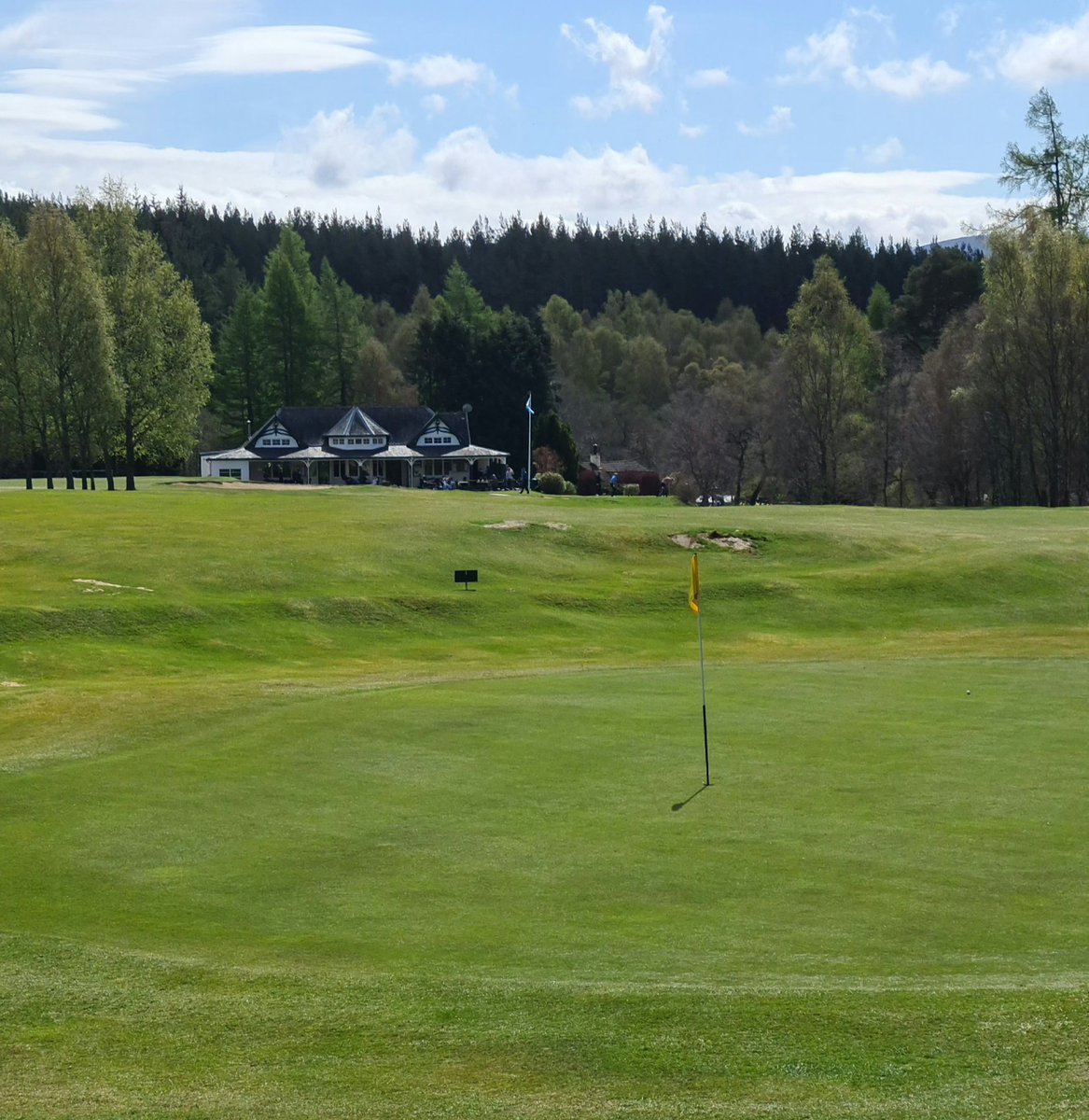 DrewMcNeil1's tweet photo. Cracking day of golf surround by incredible scenery, wildlife and shinty players past and present. #shinty #Kingussie Camanachd https://t.co/ZQyrNSFpkf