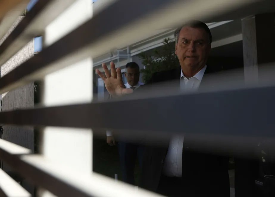 sensacionalista's tweet photo. Bolsonaro é o primeiro paciente a ter efeito colateral por não tomar a vacina https://t.co/bxrq3slQdf