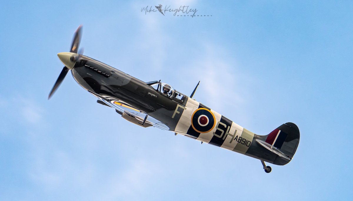 Energetic flypast from <a href="/RAFBBMF/">RAF BBMF</a> over Welton today 🤙🏻