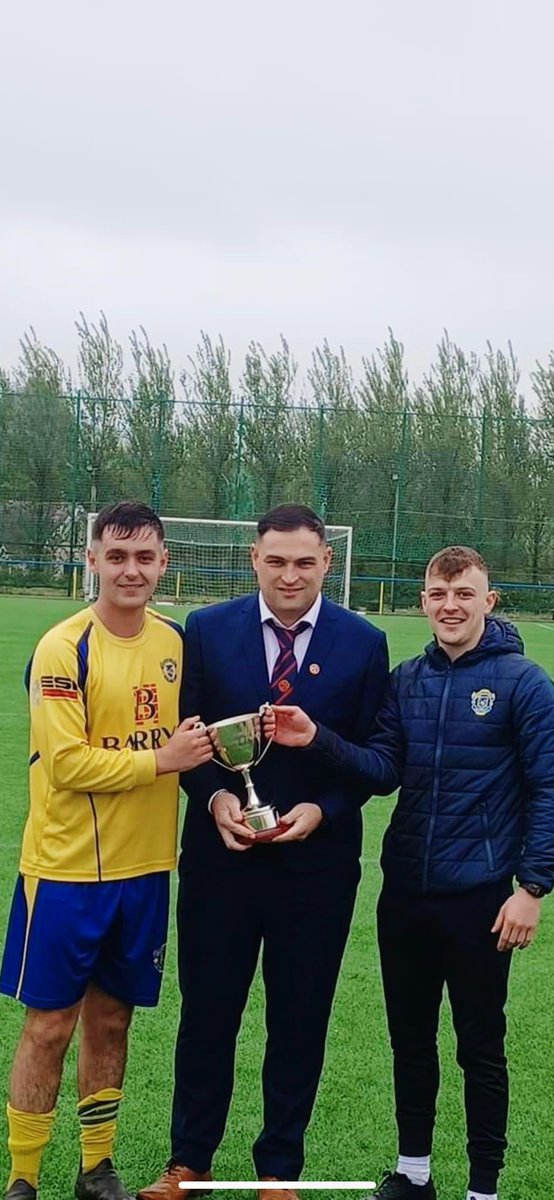 MunsterSenLgue's tweet photo. Congratulations to Douglas Hall Ath who were crowned Beamish Stout Junior 3rd div Champions after their 3-0 win over Rockmount at Moneygourney today
Photo shows
Joint captains Robert O’Mahoney and Brian Cronin receiving the 3rd Div Trophy from Shane O’Flynn, Munster Senior League https://t.co/VNM5EhD4d0