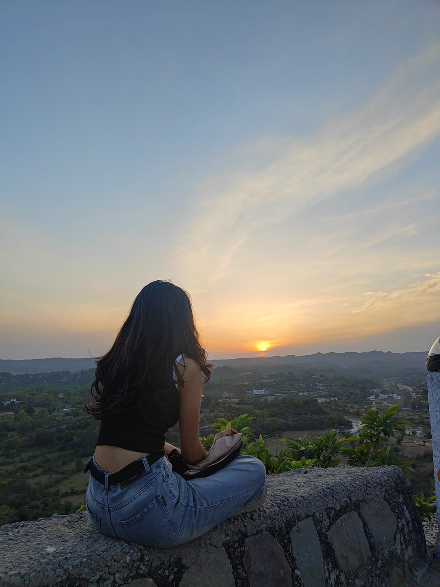 wannabeyourz_'s tweet photo. day 69:
life mei kitna bhi try Karo kch na kch toh chutega hi!! isiliye yahin, isi pal ka mazaa lete hein! 🌻
#100happydays #YJHD https://t.co/X4xqOib81W