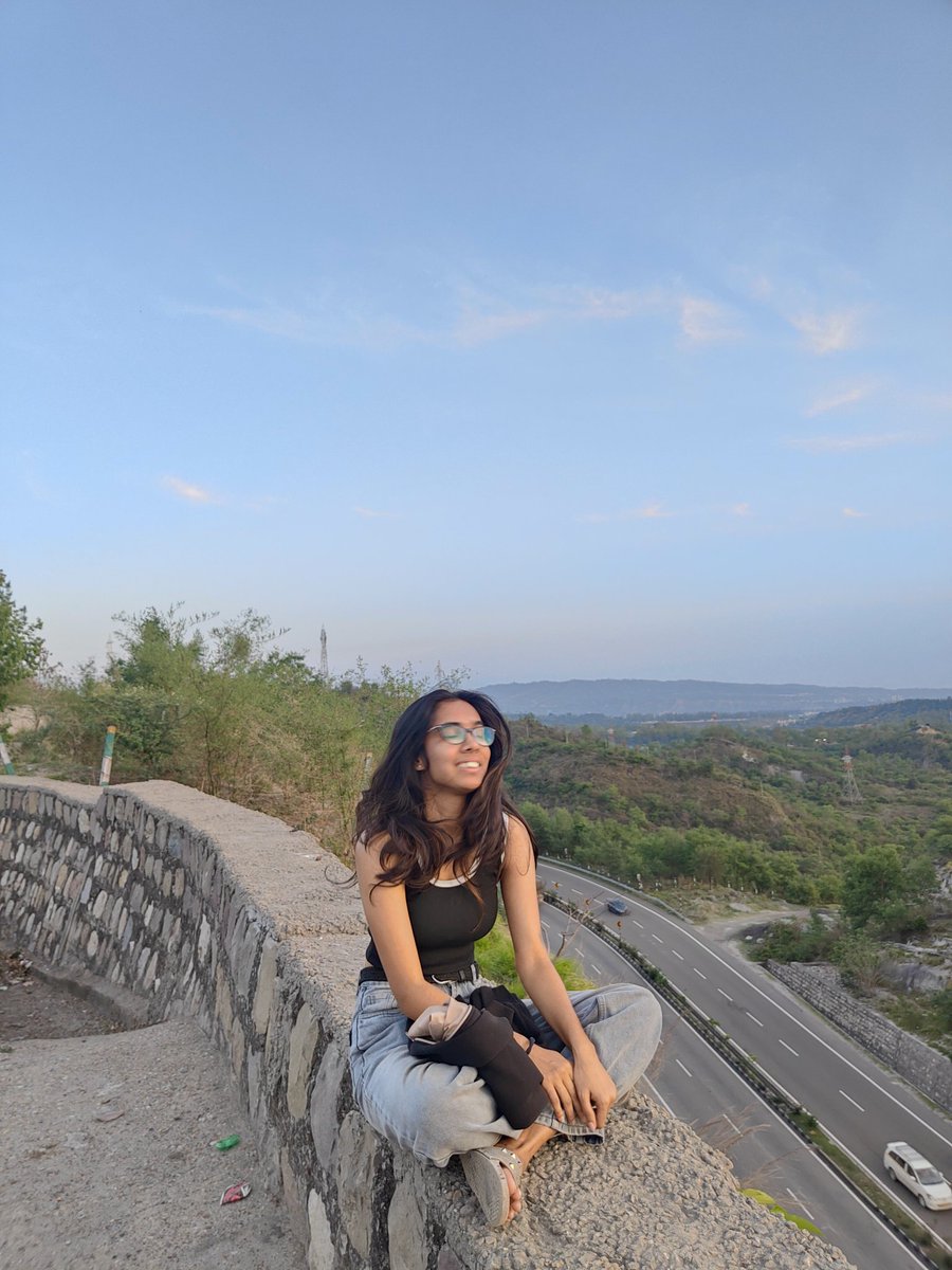 wannabeyourz_'s tweet photo. day 69:
life mei kitna bhi try Karo kch na kch toh chutega hi!! isiliye yahin, isi pal ka mazaa lete hein! 🌻
#100happydays #YJHD https://t.co/X4xqOib81W