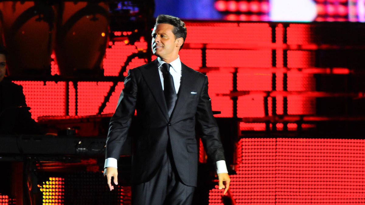Luis Miguel rompió récord en Buenos Aires al agotar 100.000 entradas en solo 10 horas.En su regreso a la capital de la Argentina,tras 4 años,vendió sus tickets en pocas horas y obligó a agregar funciones.Luego de sus shows allí seguirá por Chile,con 6 presentaciones consecutivas.