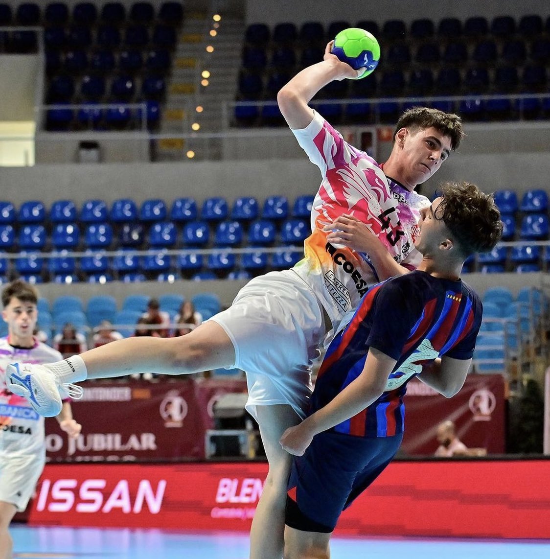 Edgarserra9's tweet photo. Moltes felicitats al cadet A del @FCBhandbol per aconseguir la Minicopa davant del @ADEMARLEON! 

Felicitats a tot l’equip i en especial al jugador exparetà Xavier Moreno! 

📸 @RFEBalonmano https://t.co/wpZsW9TF7J