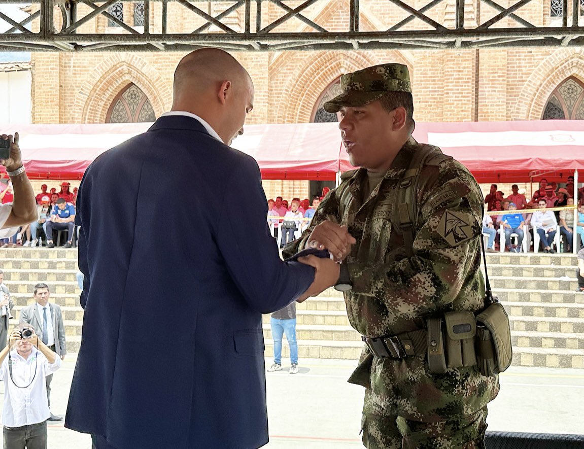 PaolaHolguin's tweet photo. Nuestro glorioso @COL_EJERCITO reconoce al alcalde de Venecia @OscarAndresSa por su apoyo @CeDemocratico @cayetanaAT 
La seguridad es un valor fundamental para el desarrollo https://t.co/kM56bIdh7R