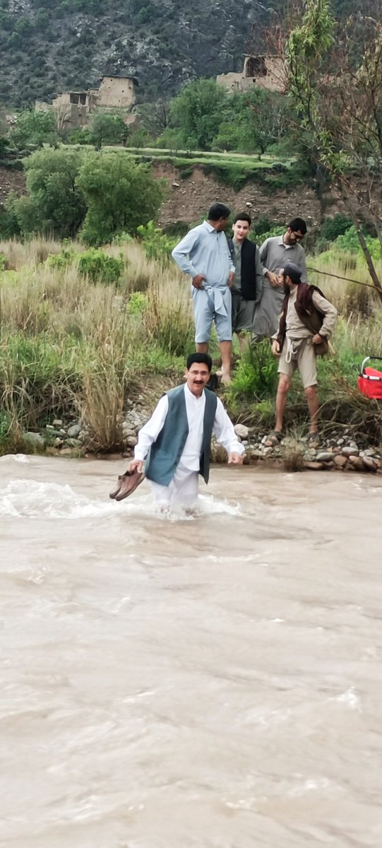 TurabAl02057805's tweet photo. سینئر جرنلسٹ Daily Dawn سے وابستہ ابراہیم شینواری صحافتی خدمات سرانجام دینے کے سلسلے میں اپر باڑہ میں دریا پر پل نہ ھونے کی وجسے دریا عبور کر رہے ہیں ۔یاد رہے کہ اپر باڑہ قبیلہ سپاہ میں دریائے باڑہ پر رابطہ پل نہ ھونے کی وجسے عوام کو شدید مشکلات کا سامنا ہے ۔ https://t.co/FFbiMFLckB