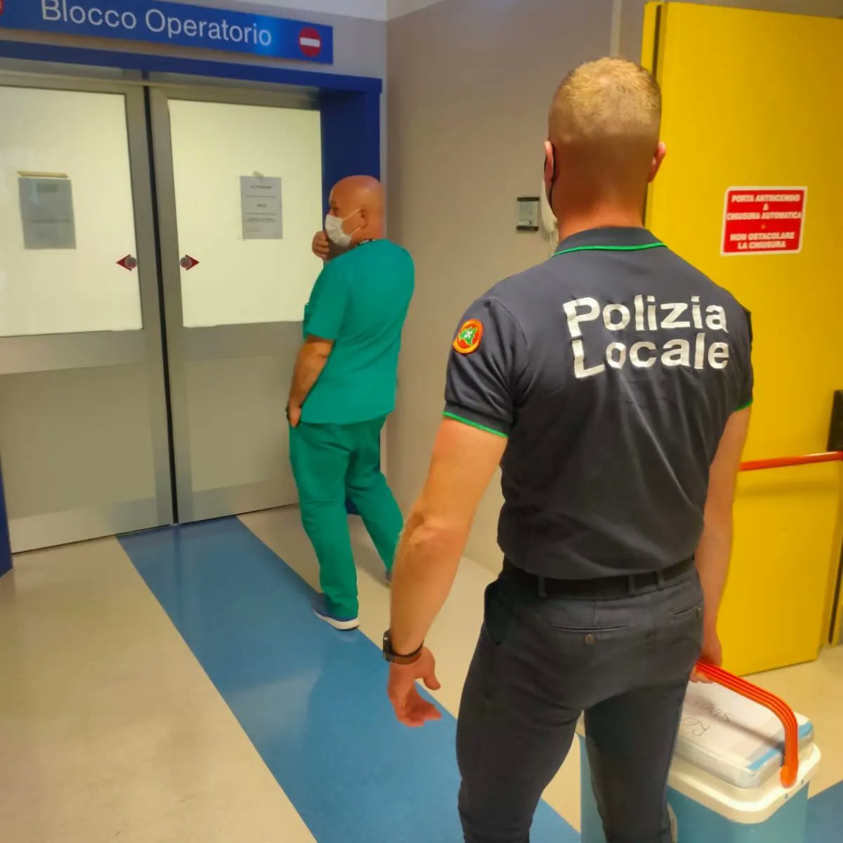 AugustoMoretti6's tweet photo. ❣️ Un paio di scatti dall'ospedale Niguarda dove i nostri agenti Matteo e Fabrizio hanno preso in consegna il rene da trasportare ad Ancona 👏

#missione #salvavita #trasportoorgani https://t.co/UKBnUQGbUK