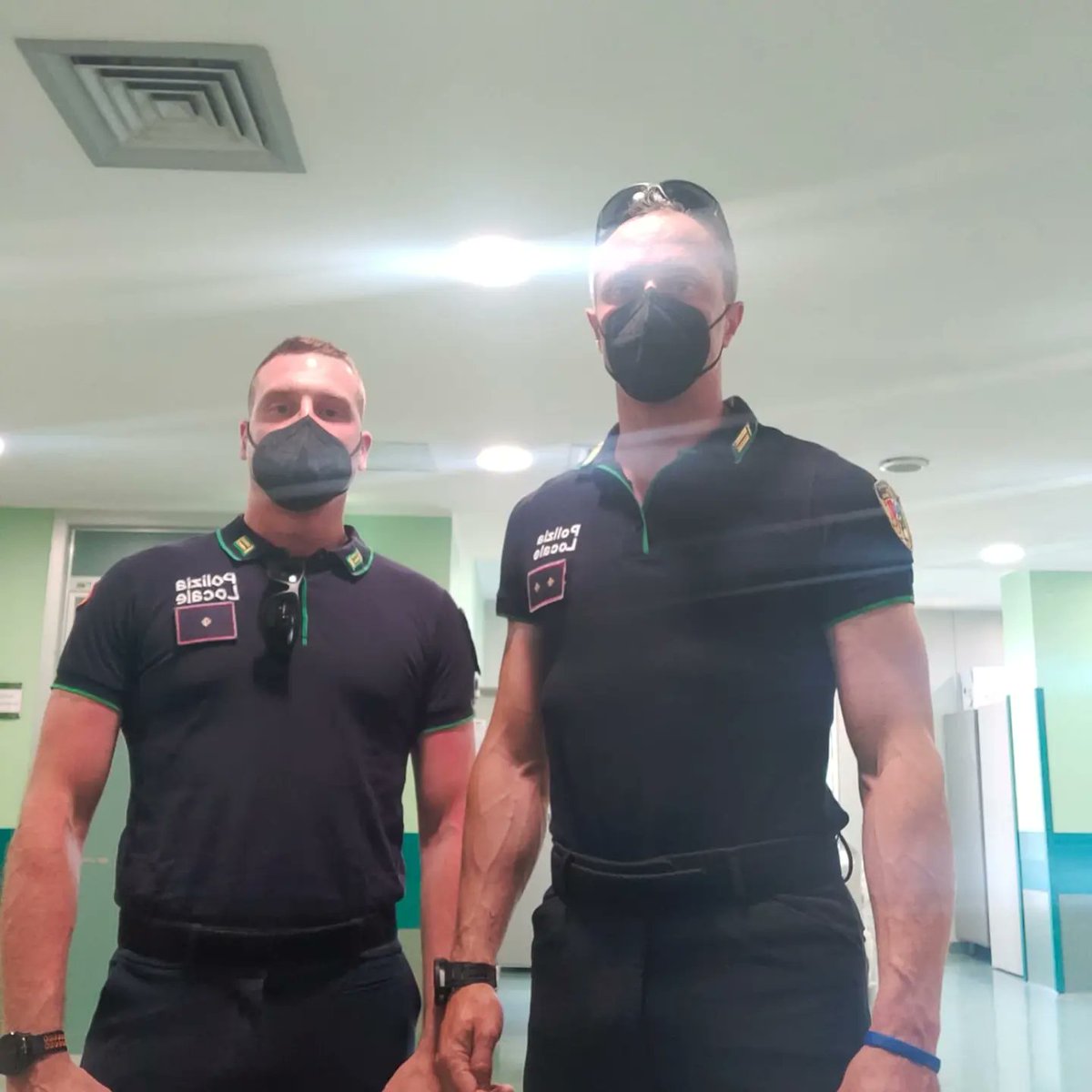 AugustoMoretti6's tweet photo. ❣️ Un paio di scatti dall'ospedale Niguarda dove i nostri agenti Matteo e Fabrizio hanno preso in consegna il rene da trasportare ad Ancona 👏

#missione #salvavita #trasportoorgani https://t.co/UKBnUQGbUK