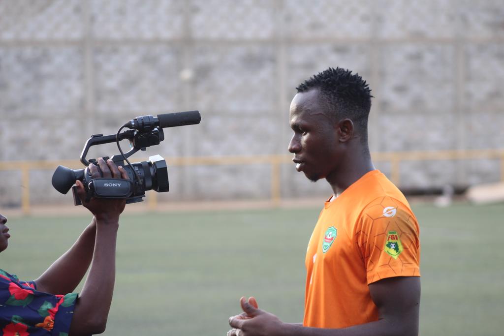 KarfamoriahFoot's tweet photo. Après un match XXL, notre gardien Amara jon Condé était dans les projecteurs pour parler de son match inédit face à Alu star de Fria.
#ligue2pro 🇬🇳 
#AlustarKfc
#journée8
#Noussommesvertsetblancs🟢⚪️ https://t.co/yiGbGzuL5t