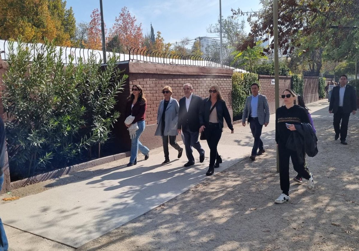 🗳 Colegio Villa María Academy, comuna de Las Condes. Llega a votar el Expresidente Eduardo Frei #CooperativaElecciones