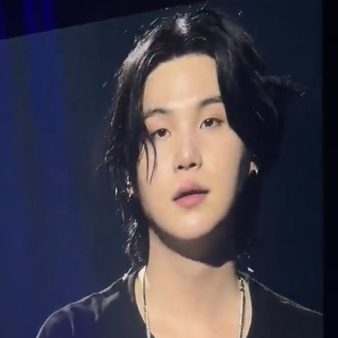boobkoos's tweet photo. to everyone who went to yesterdays show, by replying to this tweet with any angle of this particular moment you will be helping a non-yoongi concert goer (me) fulfill their lifelong dream of collecting every single photo of this monumental moment please contribute to the cause https://t.co/5xwr7SQ1RG