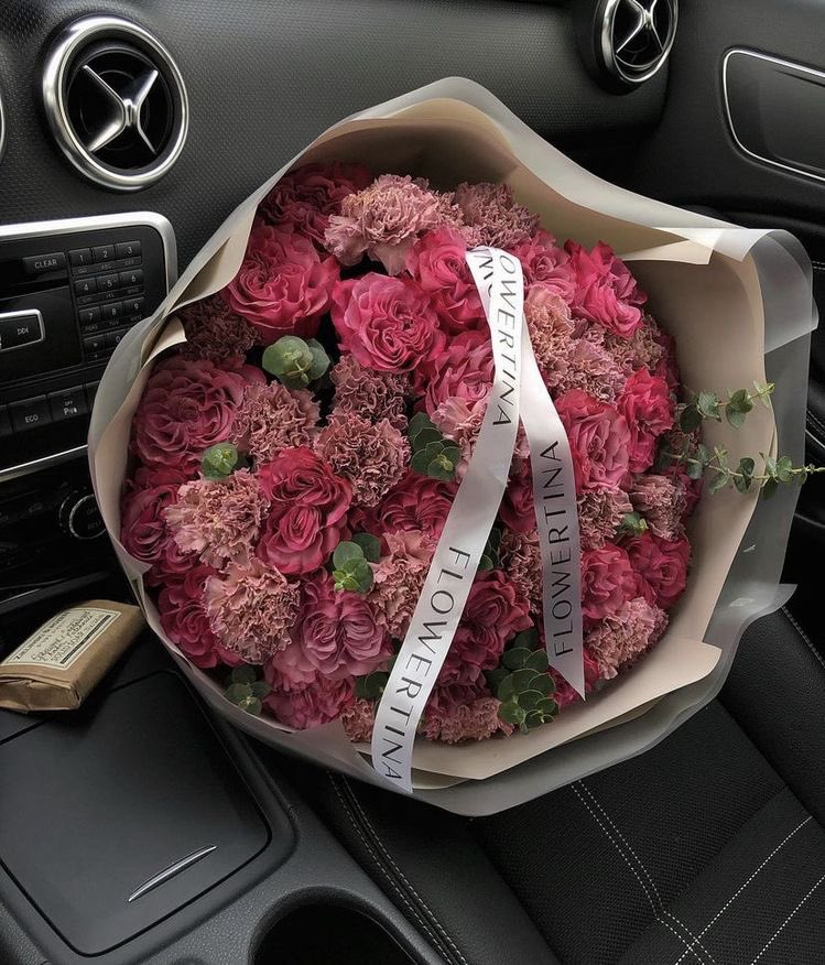 untitledallure's tweet photo. girls only want flowers 💐 https://t.co/IeOXOXz56K