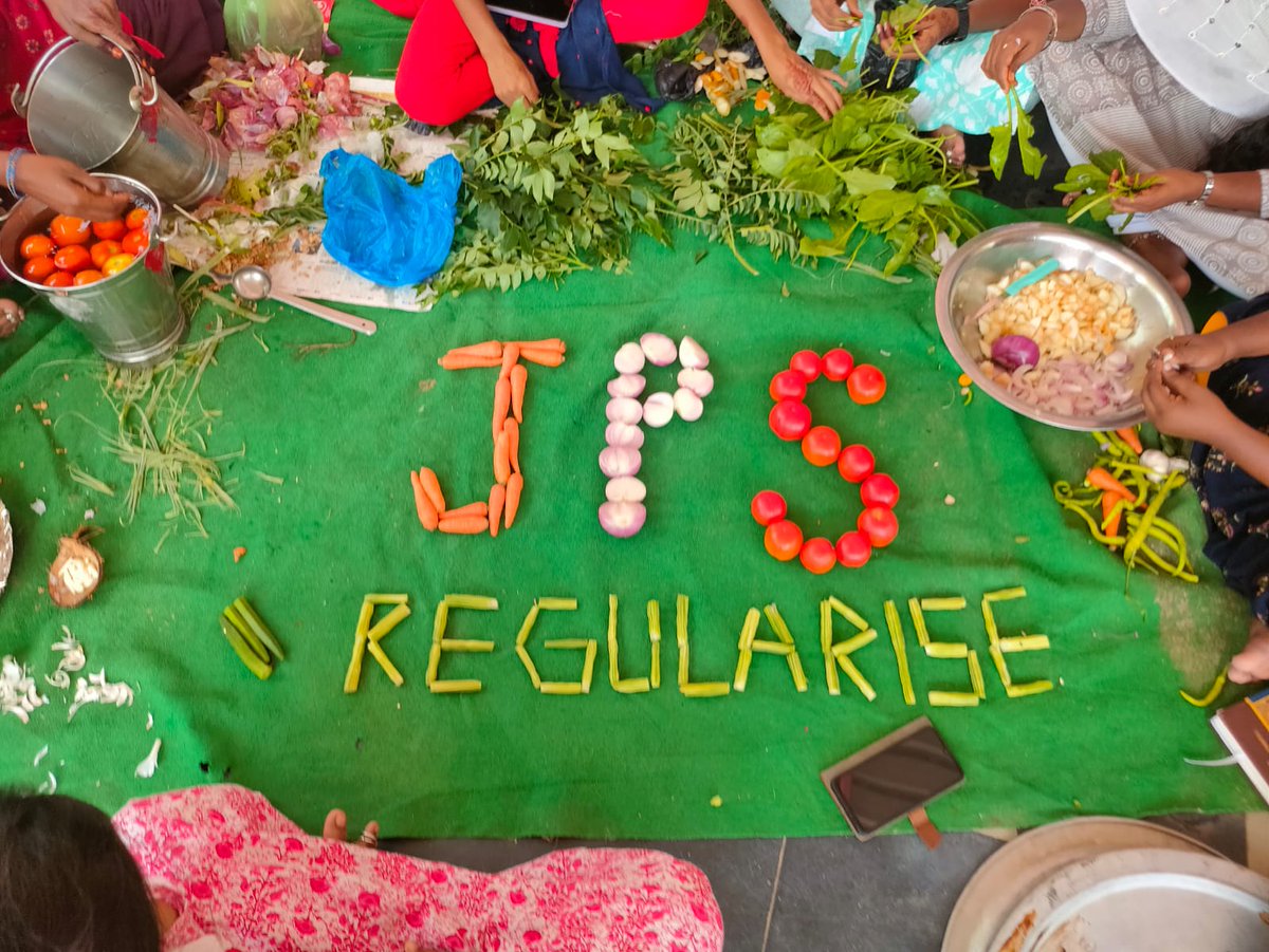 jpsmahabubabad's tweet photo. మరిపెడ మండలం 10 వ రోజు సమ్మె 
వంటా వార్పూ
#JPSRegularisation #Mahabubabad https://t.co/ikAdwVV18V