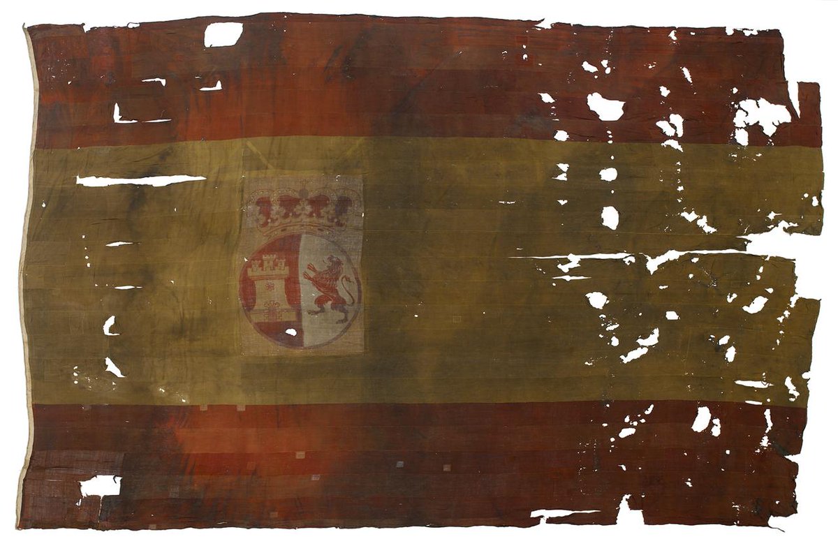 JustHistoryPost's tweet image. A Spanish naval ensign made c1785. Flown from the warship 'San Ildefonso', it was captured during the Battle of Trafalgar in 1805 by the British, who kept it as a spoil of war. It measures 32 feet long and is made from woven and hand-sewn wool bunting #history #Trafalgar