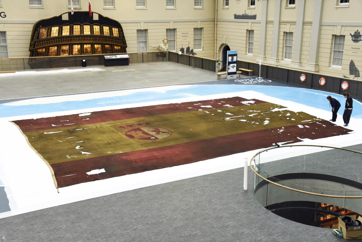 JustHistoryPost's tweet image. A Spanish naval ensign made c1785. Flown from the warship 'San Ildefonso', it was captured during the Battle of Trafalgar in 1805 by the British, who kept it as a spoil of war. It measures 32 feet long and is made from woven and hand-sewn wool bunting #history #Trafalgar