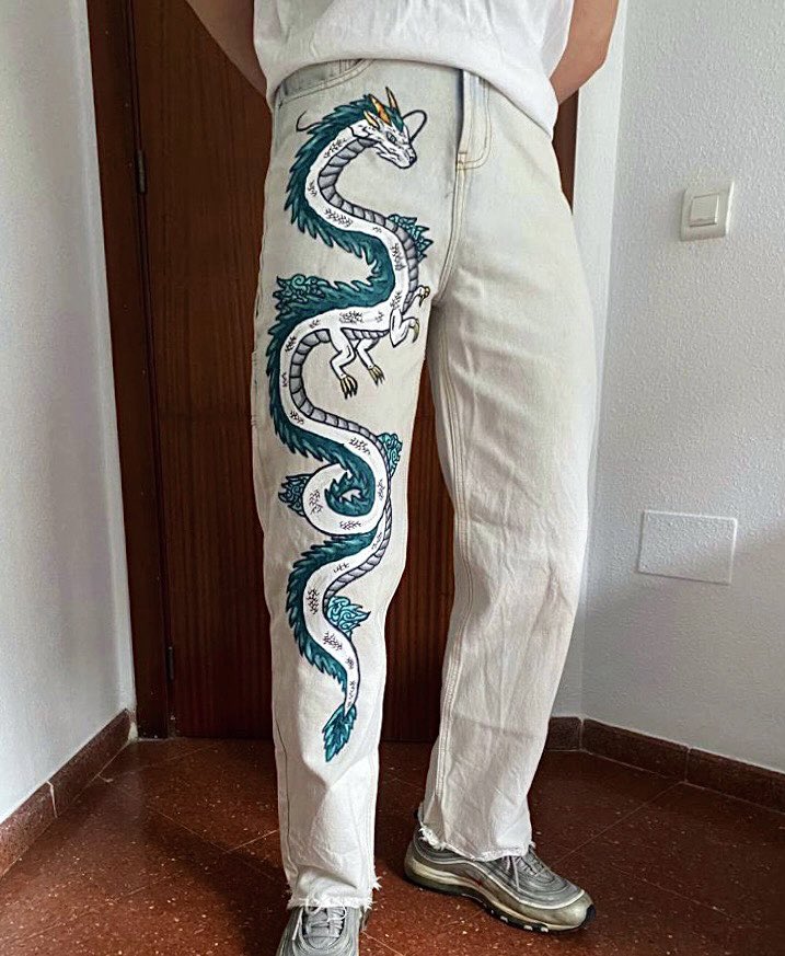 me encargaron este diseño de haku para un pantalón pero tras meses insistiendo la persona para quien lo hice se niega a pagar (lo q hay q aguantar) así q si me ayudáis a encontrar a alguien q lo quiera (con el precio rebajado obviamente) seria un favorazo