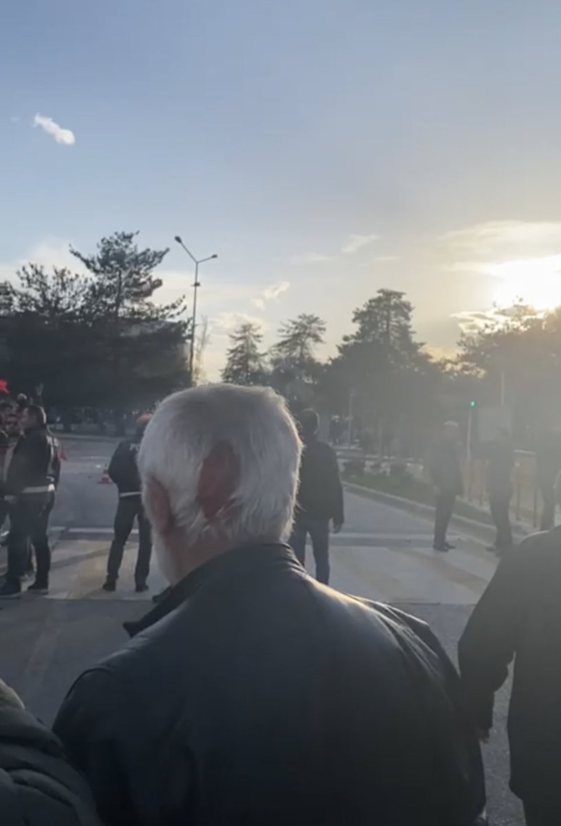 “Seçim ikinci tura kalsın ne olacak?”

“14 günden bir şey olmaz.”

“Her seçim aynı terane”

Diyenler iyi baksın. 

Bizim ve bu ülkenin kaybedecek 14 günü yok.