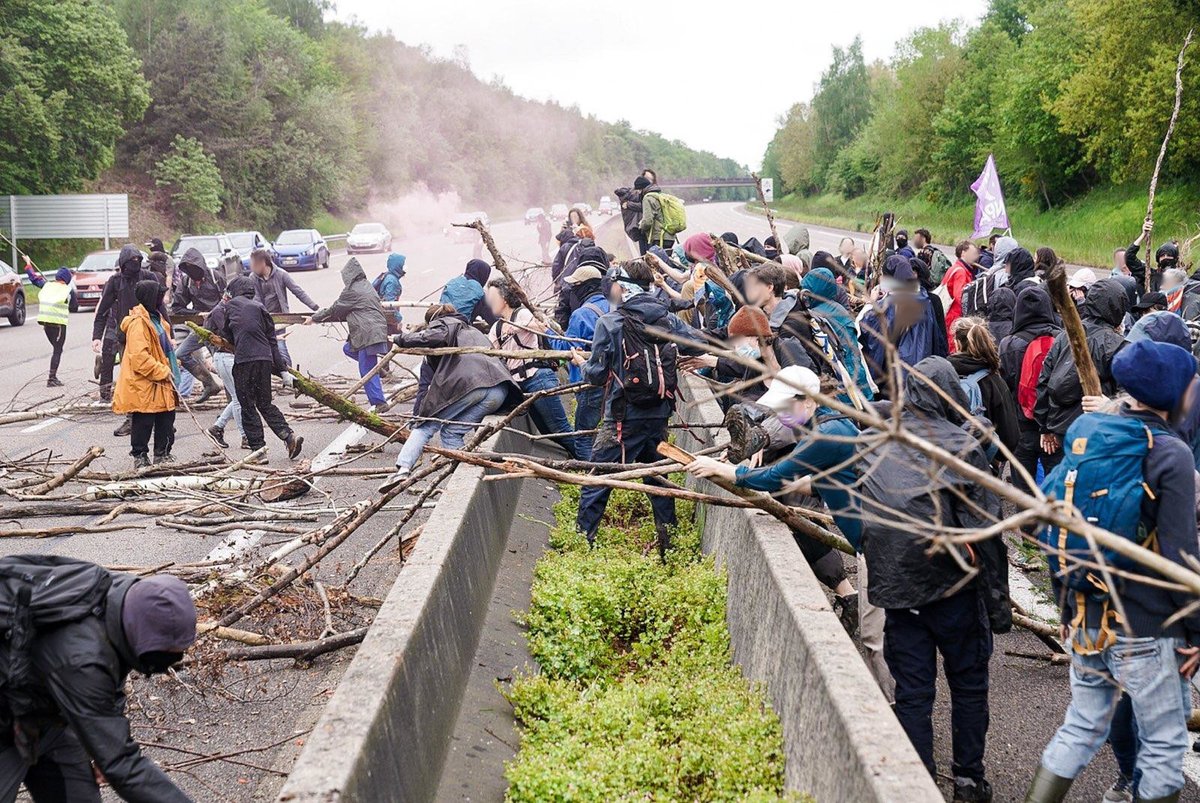 lessoulevements's tweet photo. Les manifestant-es se sont introduits sur l'#A13 pour remplir l'objectif de la journée : mettre des bâtons dans les routes 🔥 Iels ont érigé une barricade et bloqué la circulation dans les deux sens pendant 1h00. https://t.co/qF1rNvMpmK