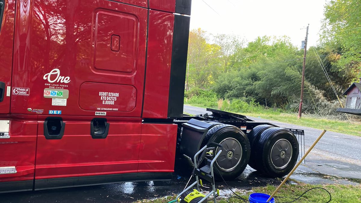 CREngland's tweet photo. Sometimes, doing a deep clean yourself can be more fun than a truck wash!
Shoutout to our driver Robert C. for taking pride in his ride! That's #DeliveringExcellence on another level! π
#CREngland #DriveCRE #Trucking #CleanRig #WeAreFamily #HonorTheCrest https://t.co/nAQlK8nryB