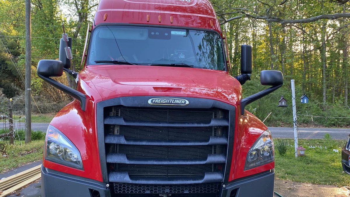 CREngland's tweet photo. Sometimes, doing a deep clean yourself can be more fun than a truck wash!
Shoutout to our driver Robert C. for taking pride in his ride! That's #DeliveringExcellence on another level! π
#CREngland #DriveCRE #Trucking #CleanRig #WeAreFamily #HonorTheCrest https://t.co/nAQlK8nryB